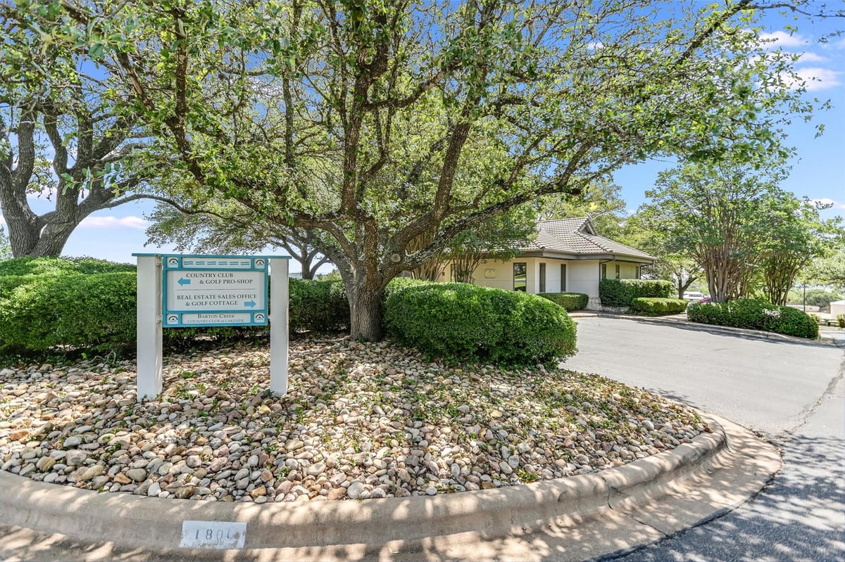 Primary bedroom at 1800 Clubhouse Hill Dr - Barton Creek Lakeside, Spicewood, TX