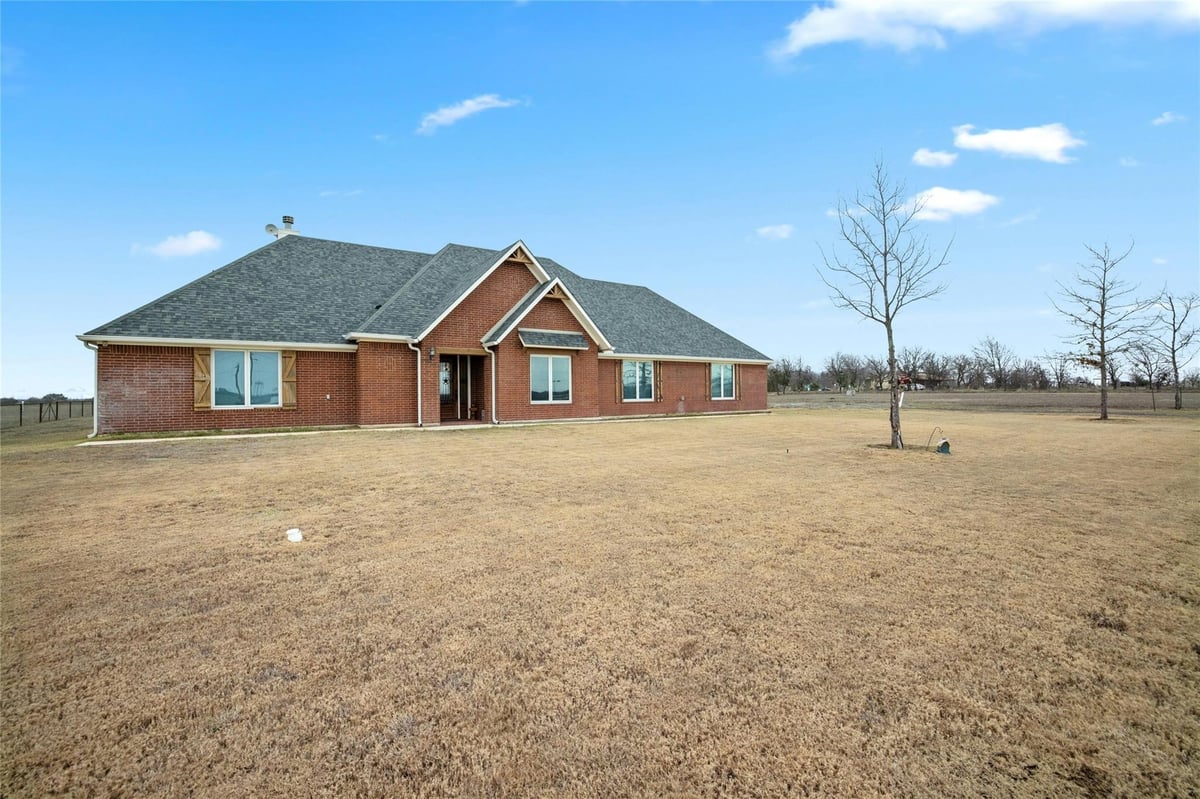 Living area at 1800 County Road 305 - 3 bed 3 bath home