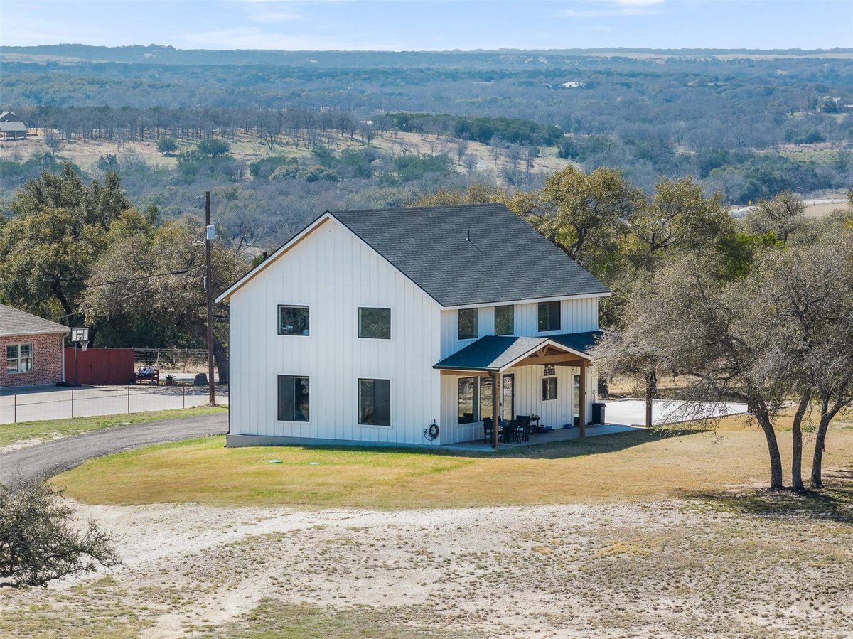 View 1800 Diamond Ridge Dr in Oncken-Sheppard Lane Sub 1800 Diamond Ridge Dr - front exterior - Luxury home in Oncken-Sheppard Lane Sub, Lampasas, TX