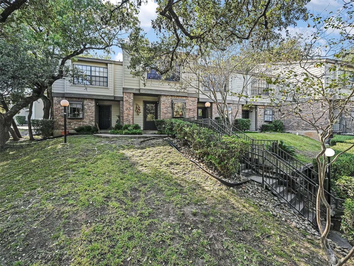 View 1804 Capital Pkwy Unit #18 in Barton Creek Twnhms Amd 1804 Capital Pkwy Unit #18 - front exterior - Luxury home in Barton Creek Twnhms Amd, Austin, TX