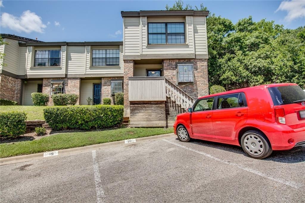 View 1804 Capital Pkwy Unit #21 in Barton Creek Twnhms Amd 1804 Capital Pkwy Unit #21 - front exterior - Luxury home in Barton Creek Twnhms Amd, Austin, TX