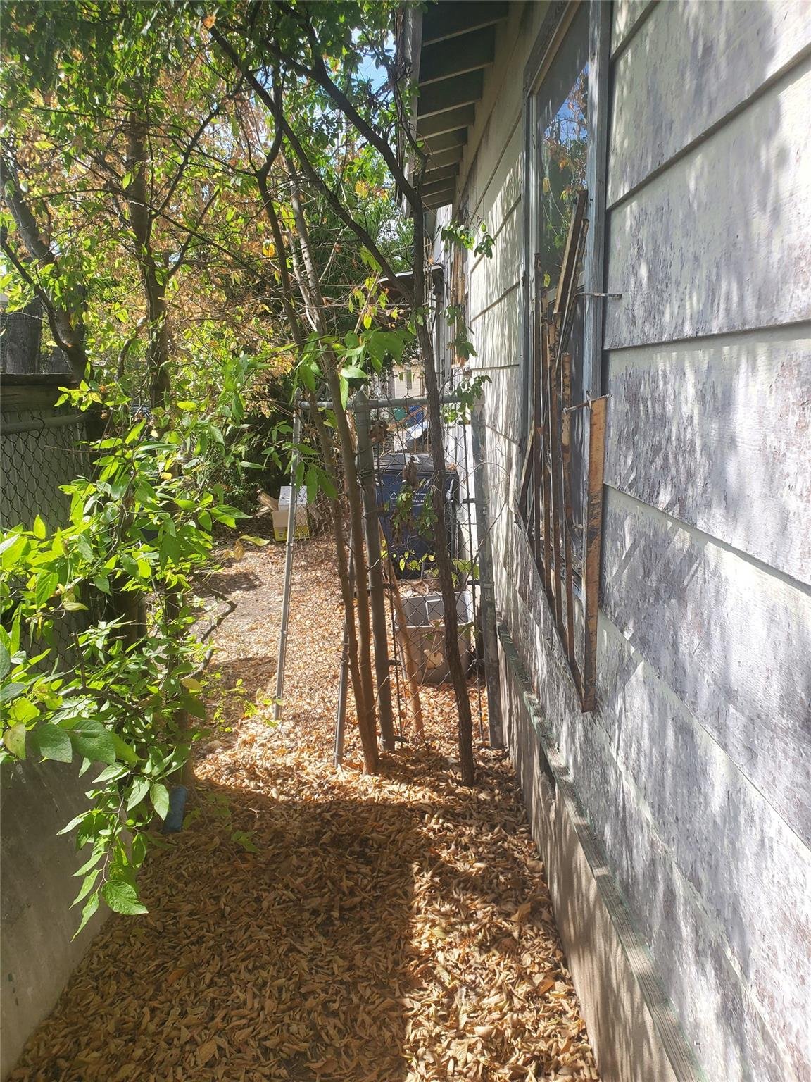 Primary bedroom at 1805 McKinley Ave - 1 bed 1 bath home