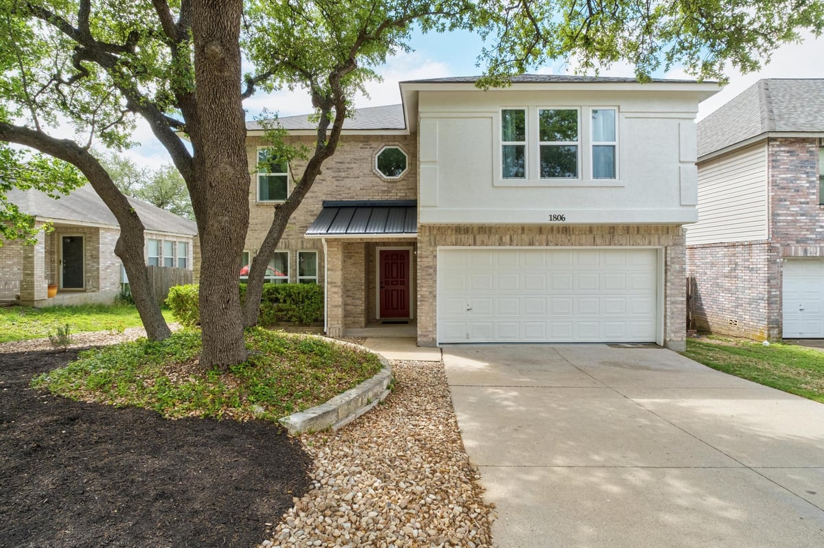Living area at 1806 Carriage Club Dr - 4 bed 2 bath home