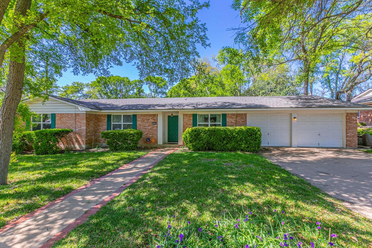 View 1808 N Beal ST in Oakdale 1808 N Beal ST - front exterior - Luxury home in Oakdale, Belton, TX