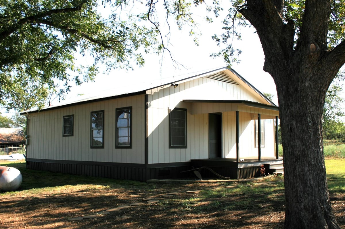View 181 N Main St in Paige 181 N Main St - property photo 1 - Luxury home in Paige, Paige, TX