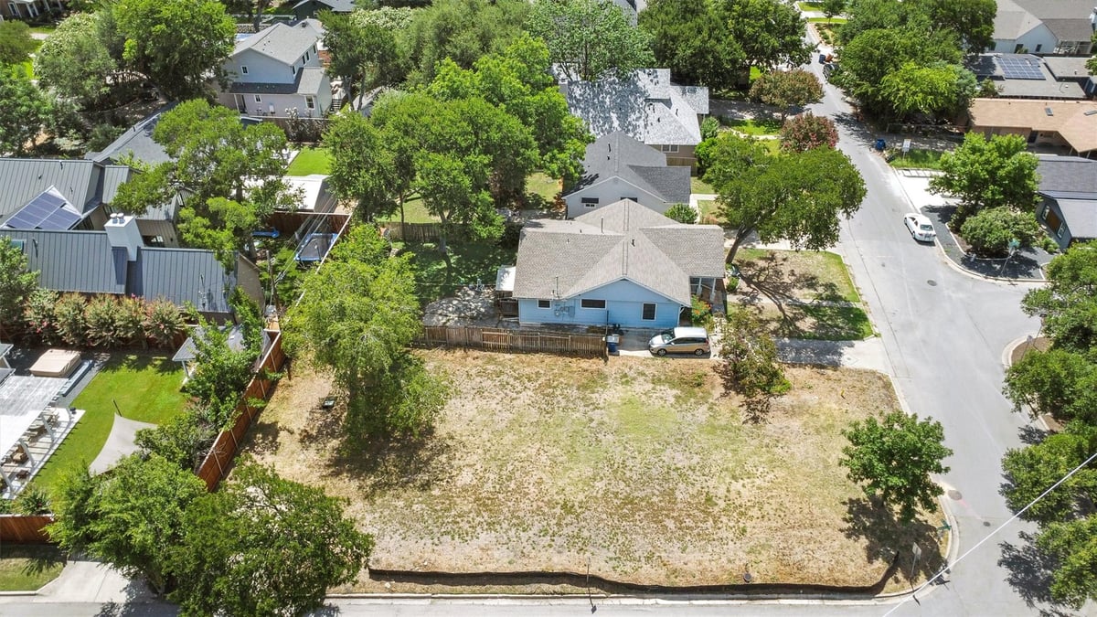 1810 Mohle Dr - front exterior - Luxury lot in Brykerwoods C, Austin, TX