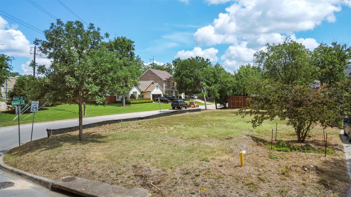 Living area at 1810 Mohle Dr - Brykerwoods C, Austin, TX