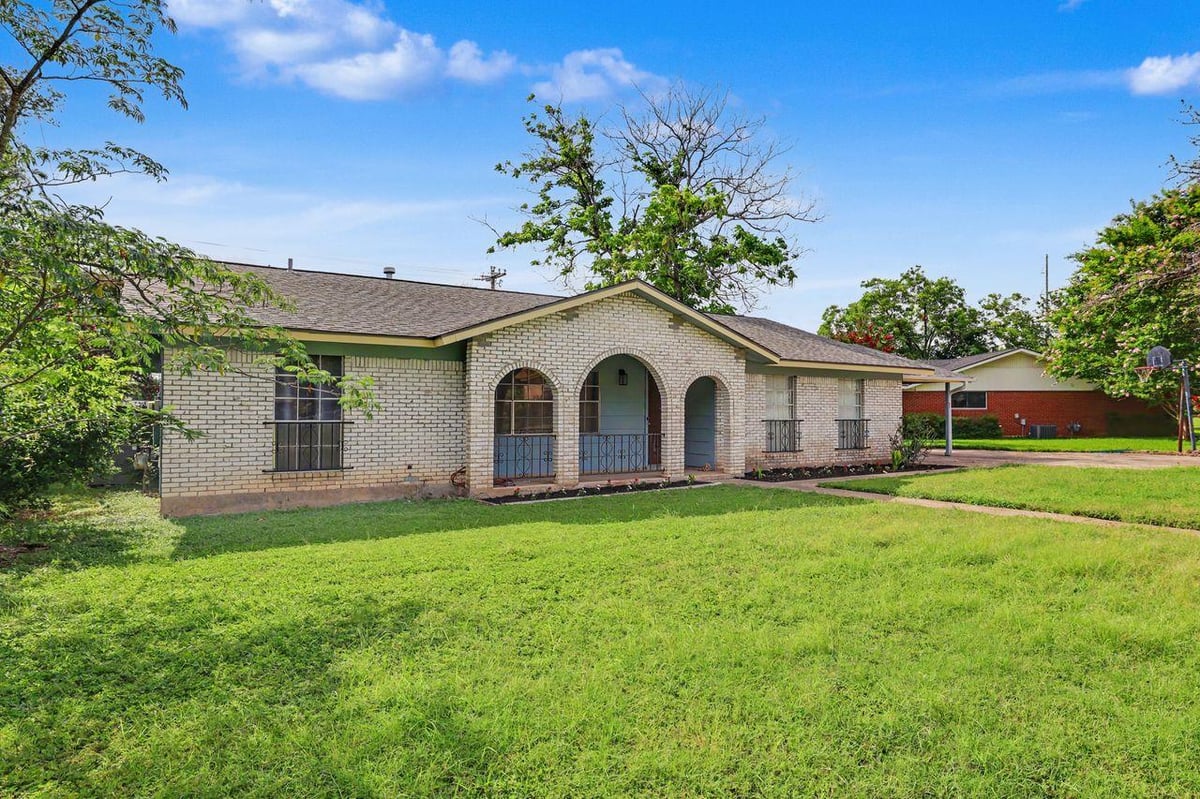 1811 Terry LN - front exterior - Luxury home in Williams Add, Georgetown, TX