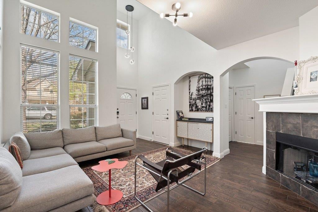Living area at 1819 Village Oak Ct - 3 bed 2 bath home
