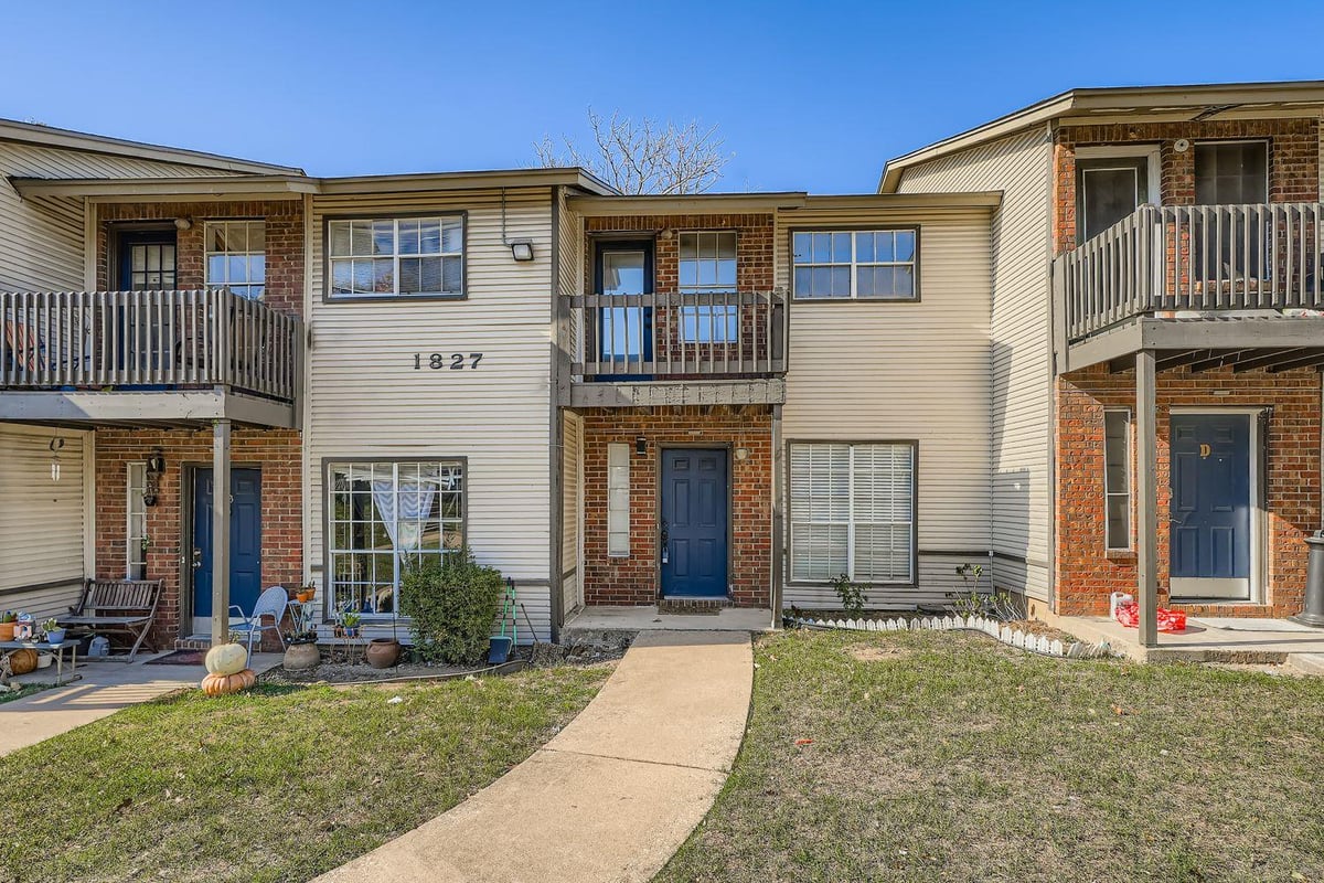 View 1827 River Crossing Cir Unit #C in River Crossing Condo 1827 River Crossing Cir Unit #C - front exterior - Luxury home in River Crossing Condo, Austin, TX