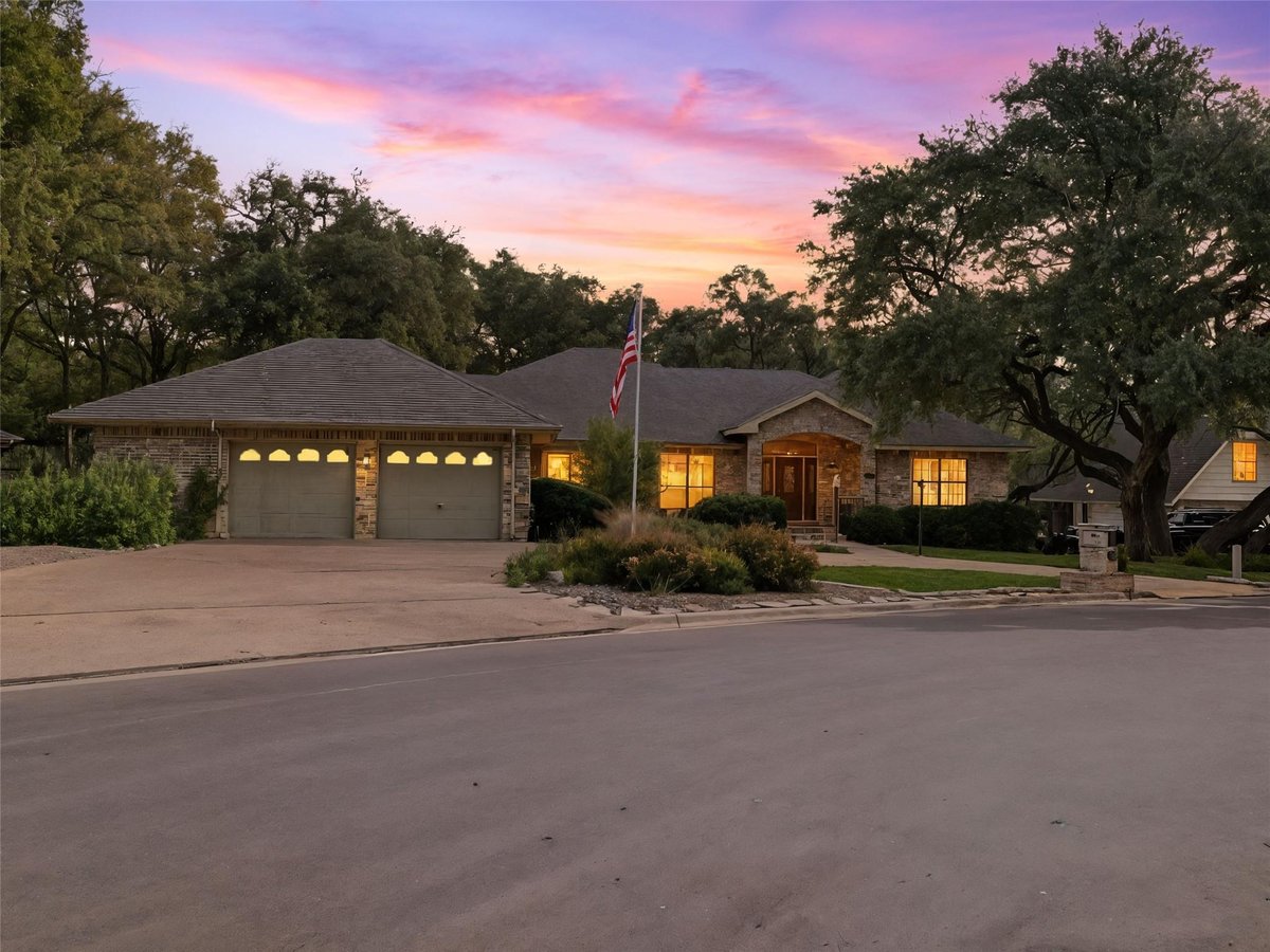 Living area at 1828 Cypress Rapids Dr - 3 bed 3 bath home