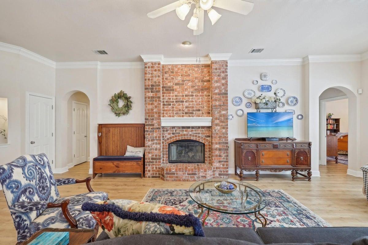 Living area at 1834  Red Rock Dr - 3 bed 2 bath home