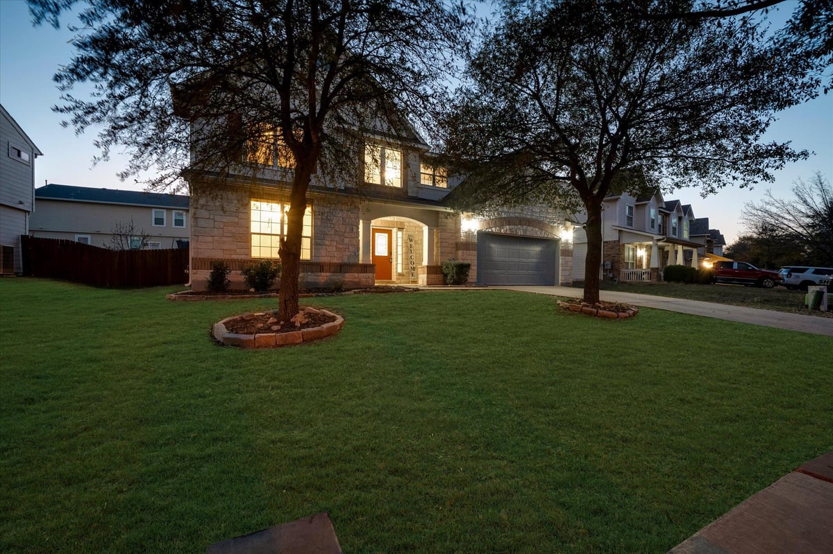 Living area at 185 Hometown Pkwy - 5 bed 3 bath home