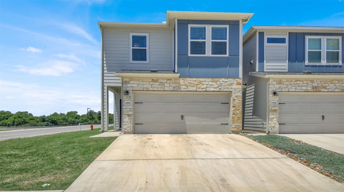 View 1850 Settlers Glen DR Unit #1303 in Homestead Village Townhomes 1850 Settlers Glen DR Unit #1303 - front exterior - Luxury home in Homestead Village Townhomes, Round Rock, TX