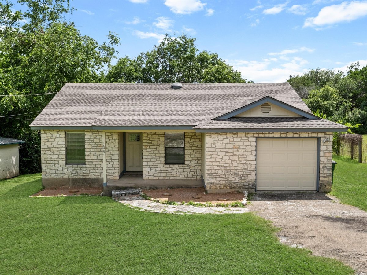 18507 Lake Terrace DR - front exterior - Luxury home in Retirement Village 03, Jonestown, TX