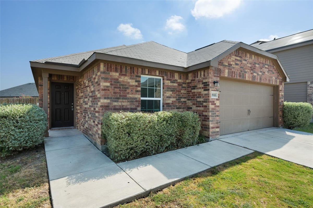 18616 Speculator LN - property photo 1 - Luxury home in Homestead Estates, Elgin, TX