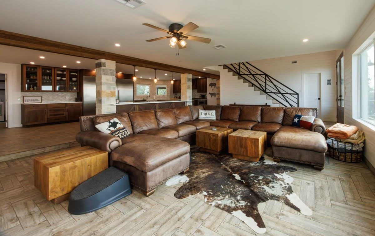 Living area at 187 N Cedar Creek Dr - 7 bed 4 bath home