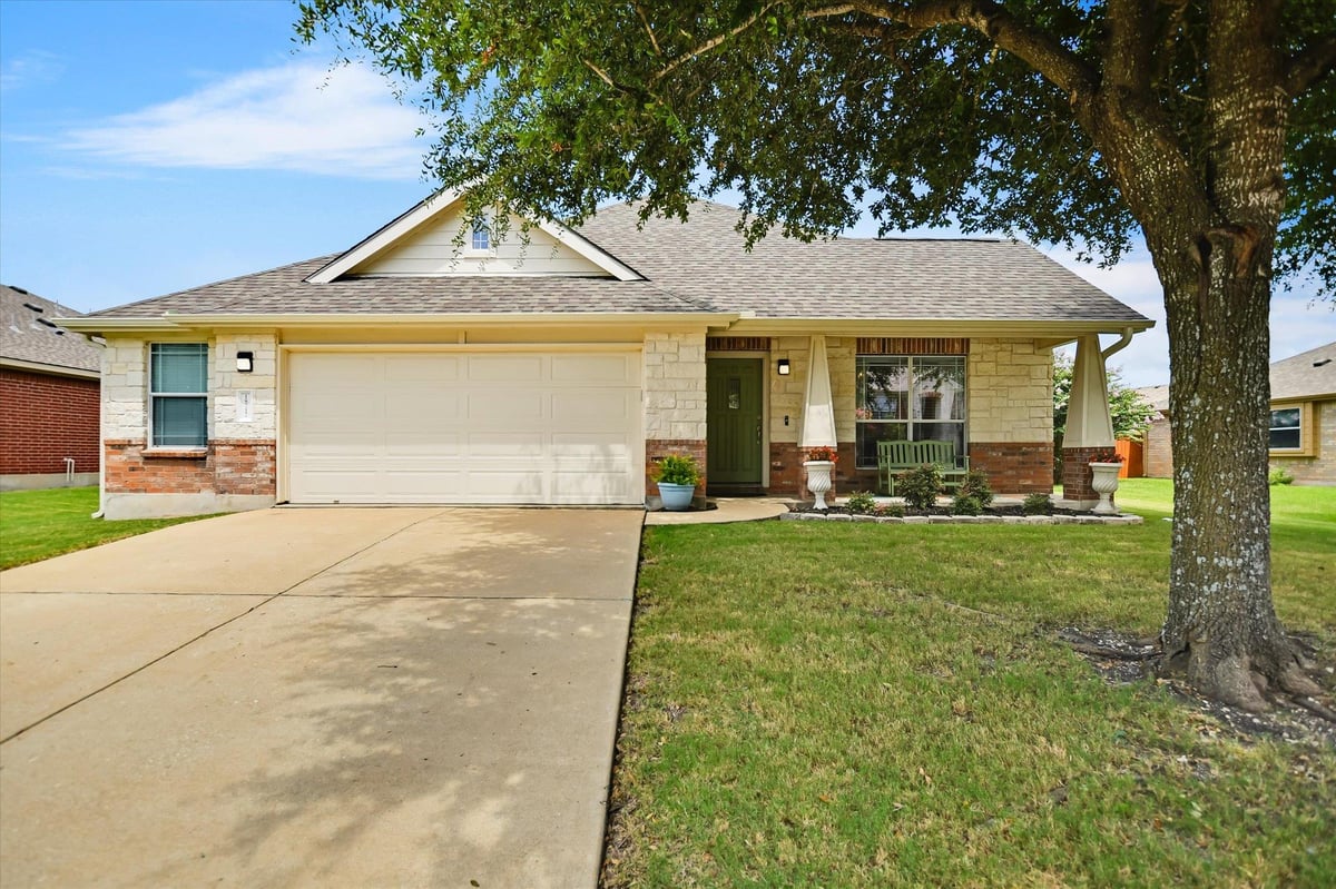18717 Royal Pointe DR - front exterior - Luxury home in Royal Pointe Sec 01, Pflugerville, TX