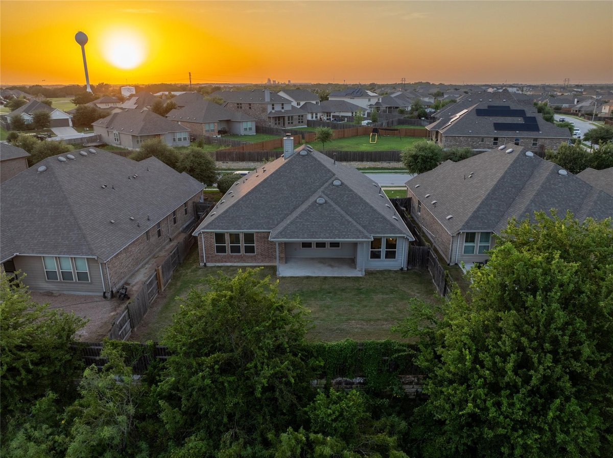 View 188 Nautical LOOP in Crosswinds Ph One 188 Nautical LOOP - property photo 1 - Luxury home in Crosswinds Ph One, Kyle, TX