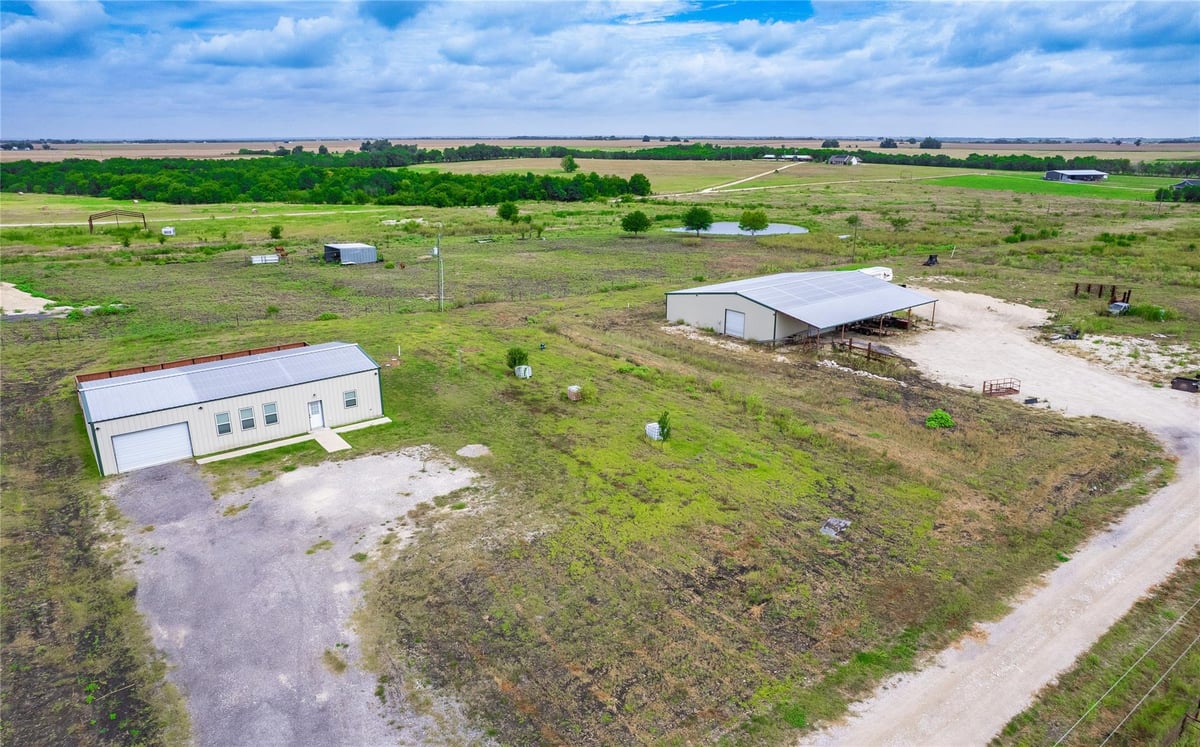 1889 County Road 487 - front exterior - Luxury home in N/A, Taylor, TX