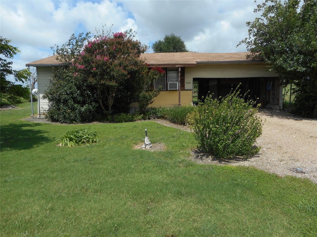 1900 S Main ST - property photo 1 - Luxury home in None, Taylor, TX