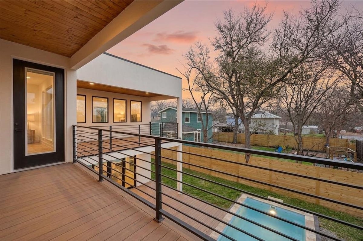 Living area at 1901 W Saint Johns Ave - 5 bed 5 bath home