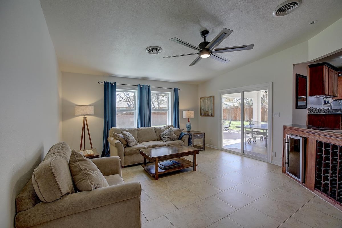 1902 E 18th St - front exterior - Luxury home in East Lynn Add, Georgetown, TX