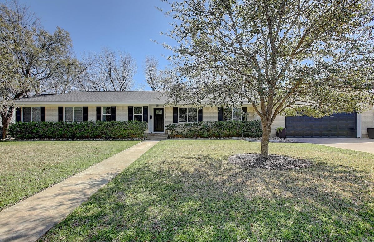 View 1902 E 18th ST in East Lynn Add 1902 E 18th ST - front exterior - Luxury home in East Lynn Add, Georgetown, TX