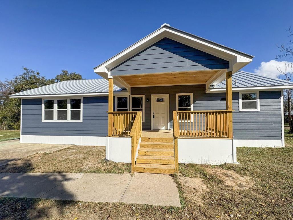 View 1902 N Fannin Ave in Terral Heights #1 1902 N Fannin Ave - front exterior - Luxury home in Terral Heights #1, Cameron, TX