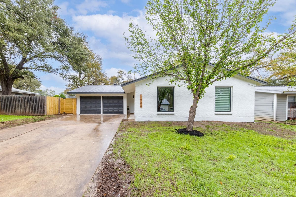 View 1904 Forestglade Dr in Park Forest Sec 01 1904 Forestglade Dr - front exterior - Luxury home in Park Forest Sec 01, Austin, TX