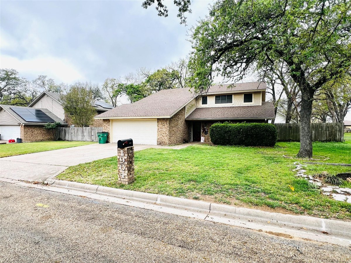 View 1904 N Hoover Ave in Country Club 1904 N Hoover Ave - front exterior - Luxury home in Country Club, Cameron, TX