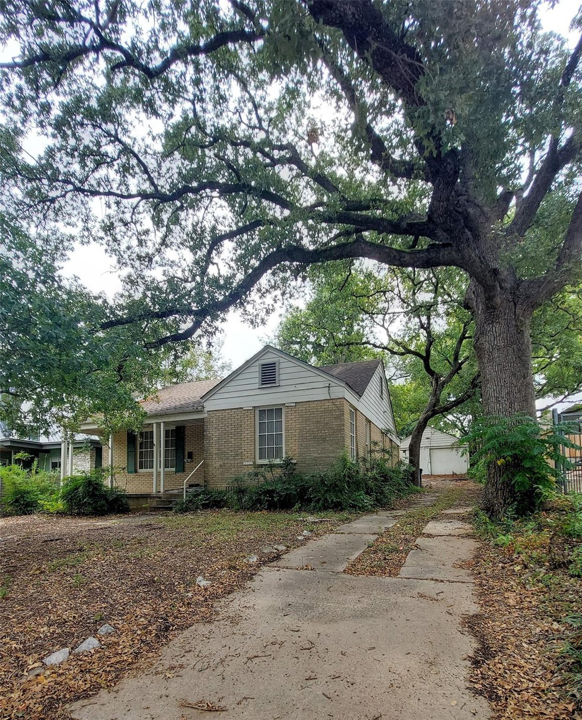 1905 Forest TRL - front exterior - Luxury home in Tarry Town Place, Austin, TX