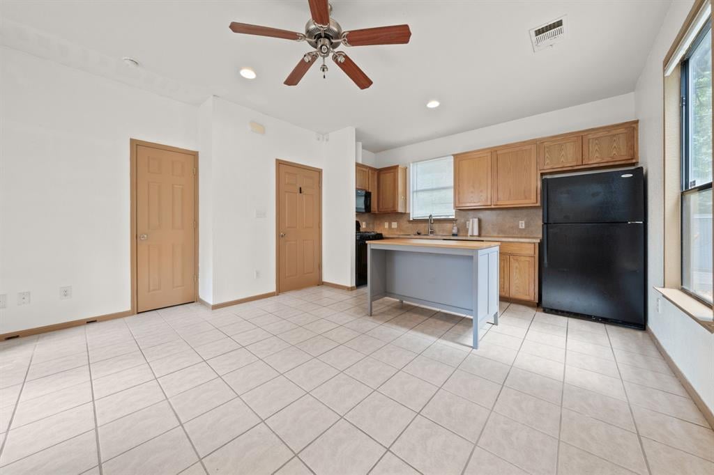 Living area at 1906 B Garden St Unit #B - 2 bed 1 bath home