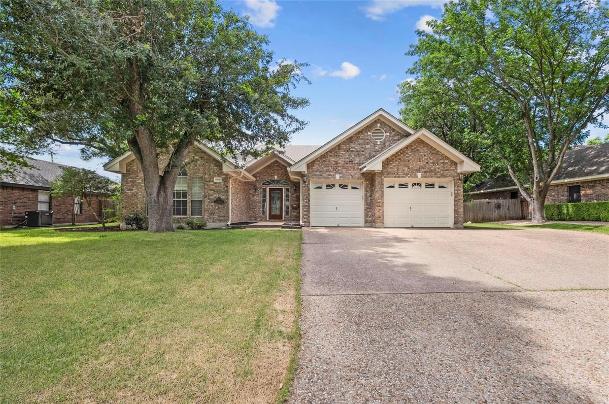 1906 Meadow Ridge DR - front exterior - Luxury home in Meadow Rdg, Taylor, TX