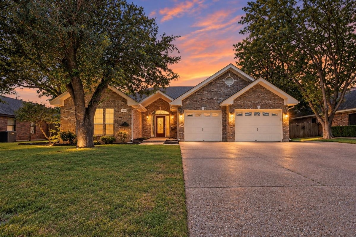 View 1906 Meadow Ridge DR in Taylor 1906 Meadow Ridge DR, photo 1 of 40, Taylor, Taylor, TX
