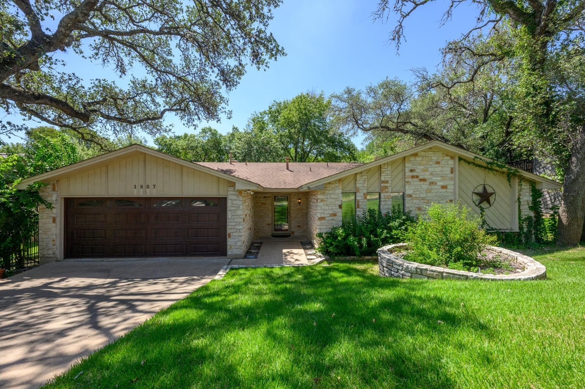 View 1907 Stoneridge RD in Countryside Sec 01 1907 Stoneridge RD - property photo 1 - Luxury home in Countryside Sec 01, Austin, TX