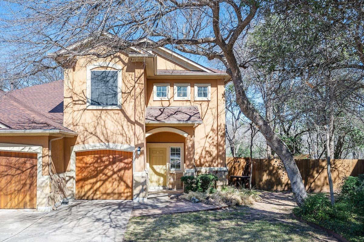 View 1908 Jentsch CT Unit #B in Mira Monte Twnhms 1908 Jentsch CT Unit #B - property photo 1 - Luxury home in Mira Monte Twnhms, Austin, TX
