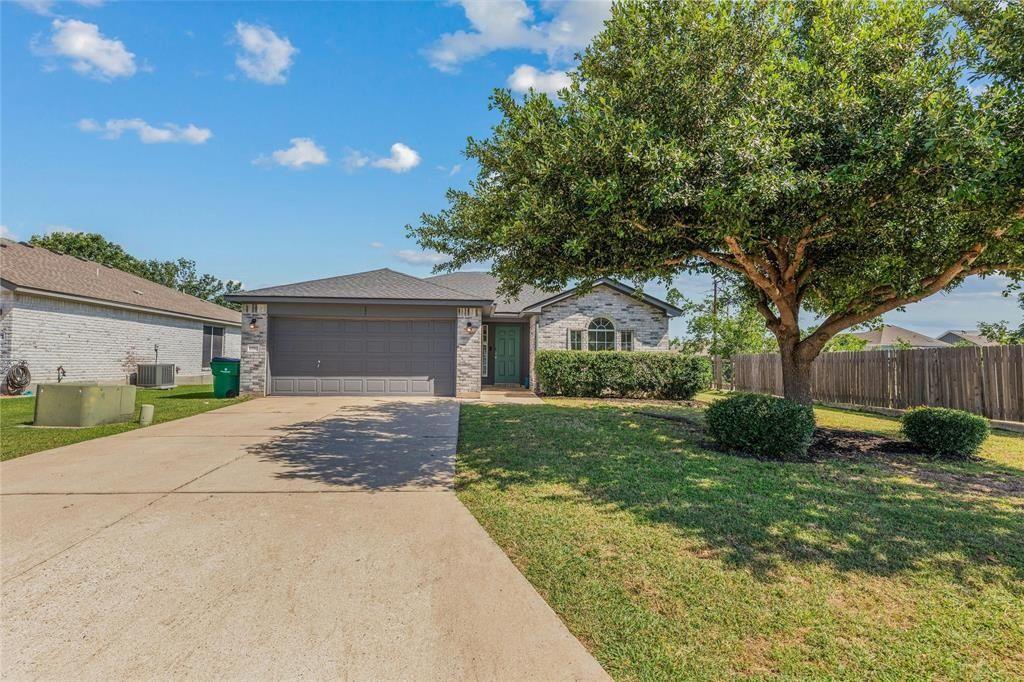 1910 Oaklawn DR - property photo 1 - Luxury home in Rob Roy Estates, Taylor, TX