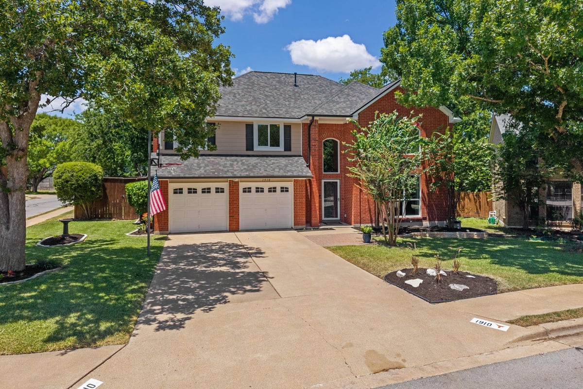 View 1910 Springwater DR in Oaklands Sec 01a 1910 Springwater DR - front exterior - Luxury home in Oaklands Sec 01a, Round Rock, TX