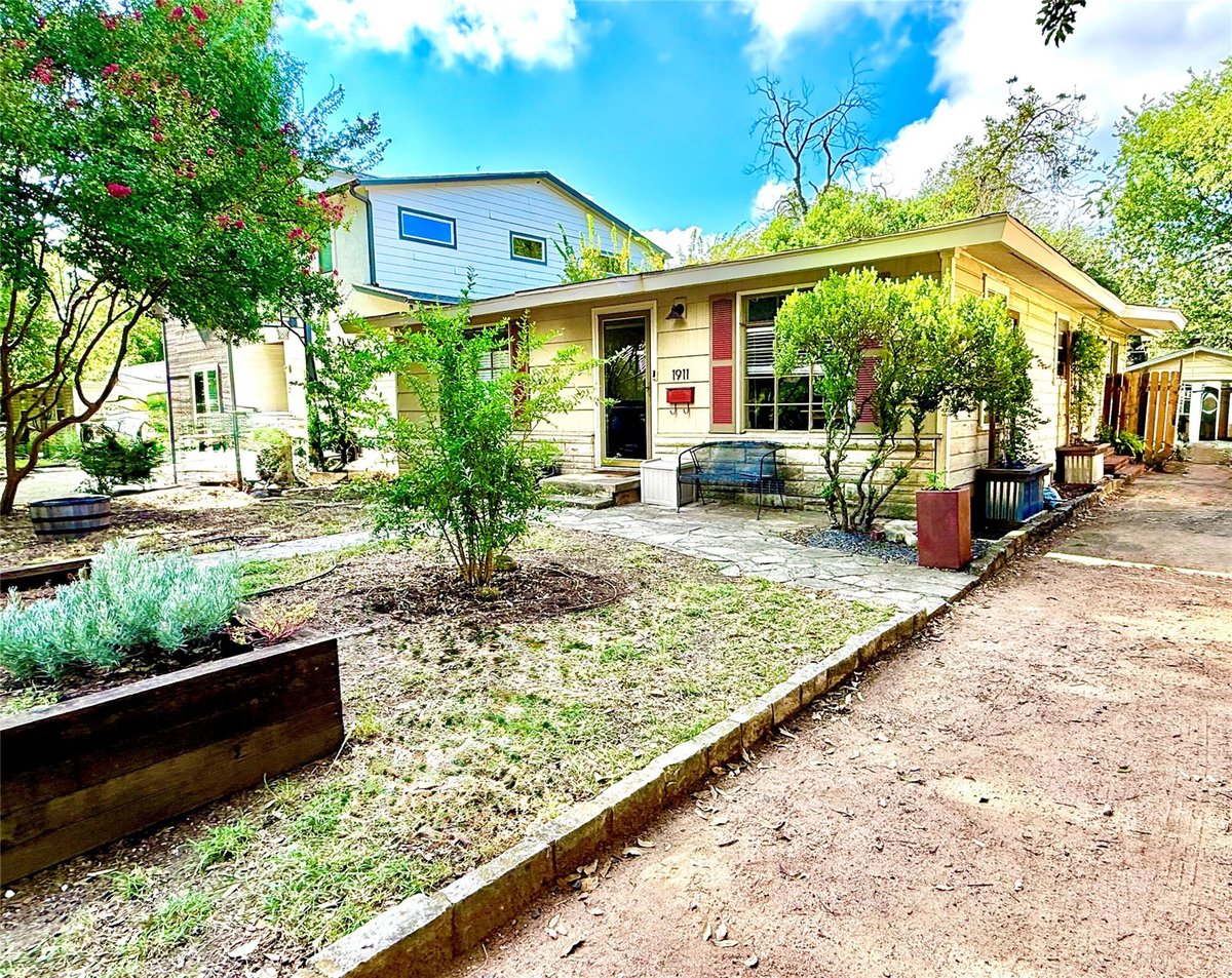 View 1911 Pasadena DR in Crestview 1911 Pasadena DR - property photo 1 - Luxury home in Crestview, Austin, TX