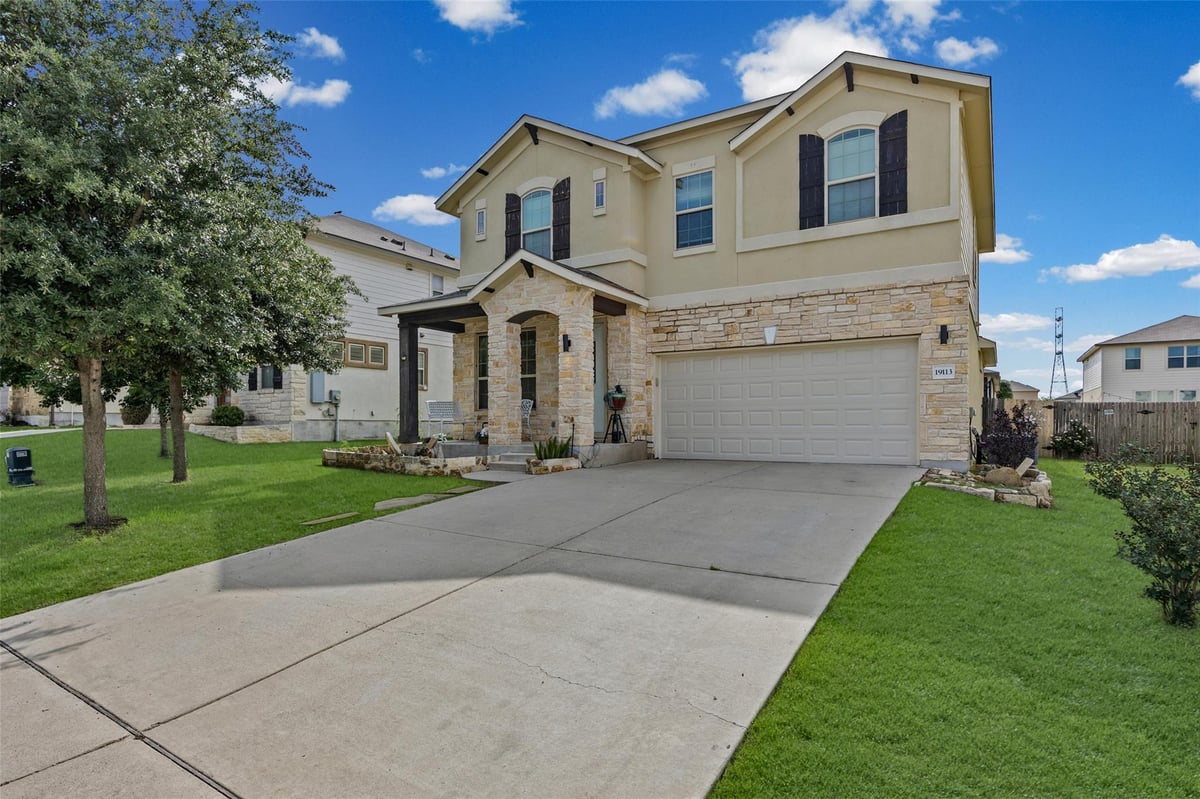 Living area at 19113 Rookery Trl - 5 bed 4 bath home