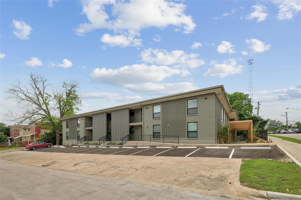 View 1915 E Martin Luther King Jr BLVD Unit #108 in Crows 1915 E Martin Luther King Jr BLVD Unit #108 - property photo 1 - Luxury home in Crows, Austin, TX