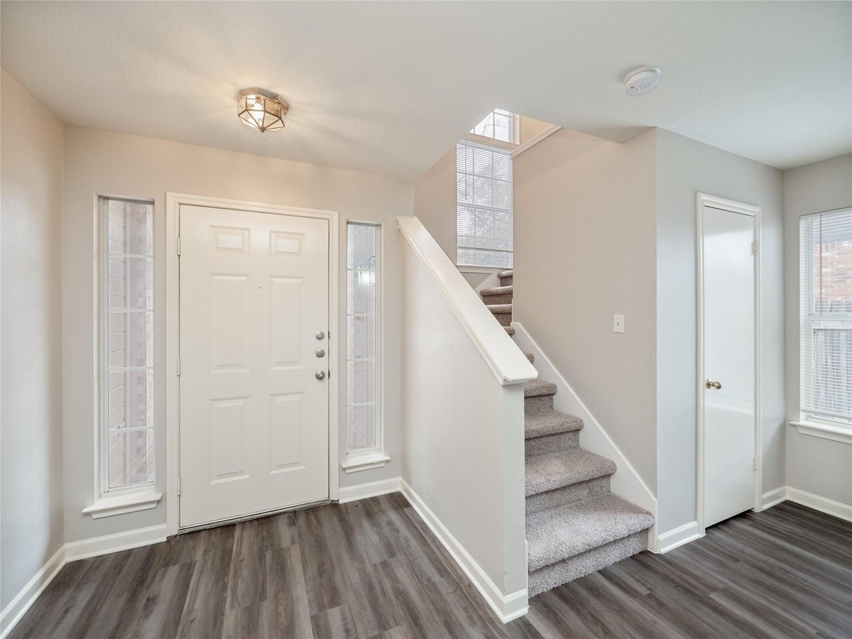 Living area at 1917 White Oak Cir - 3 bed 2 bath home
