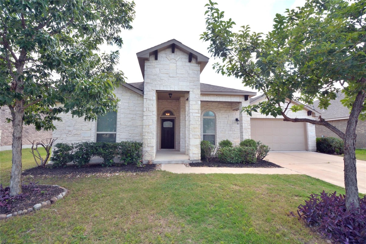 View 1922 Tawakoni DR in Somerville 1922 Tawakoni DR - front exterior - Luxury home in Somerville, Round Rock, TX