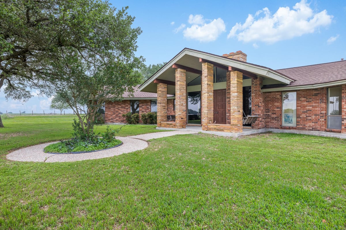 View 1931 Bruno Rd in N/A 1931 Bruno Rd - front exterior - Luxury home in N/A, Schulenburg, TX