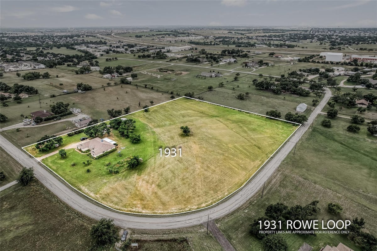 Living area at 1931 Rowe Loop - Jacob Casper League, Pflugerville, TX