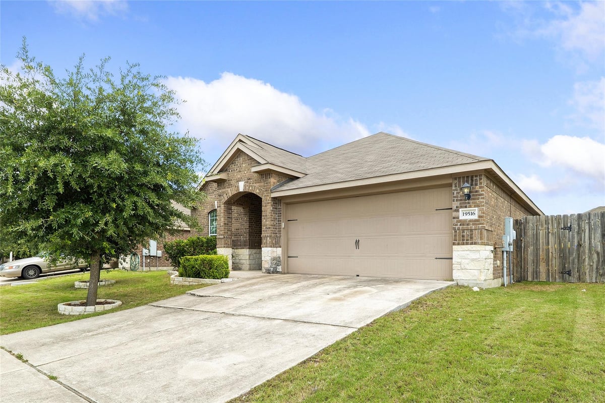 19516 Per Lange PASS - front exterior - Luxury home in Presidential Glen Ph 2, Manor, TX
