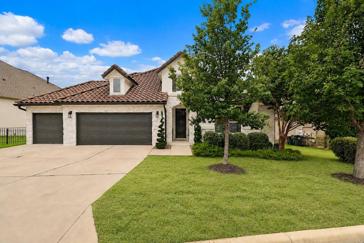 19618 Summit Glory TRL Unit #5 - front exterior - Luxury home in Summit at Lake Travis, Spicewood, TX