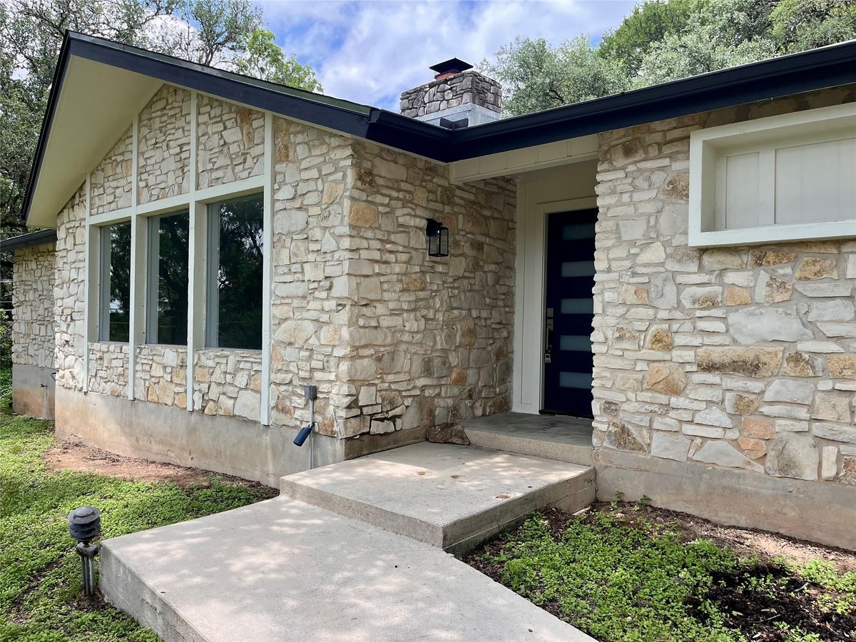 View 2 Timbercrest ST in Tanglewood Add Sec 2 2 Timbercrest ST - front exterior - Luxury home in Tanglewood Add Sec 2, San Marcos, TX