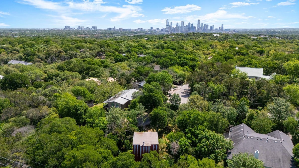 20 N Peak Rd - front exterior - Luxury lot in RIDGEWOOD VILLAGE | ROLLINGWOOD | WEST LAKE HILLS, West Lake Hills, TX